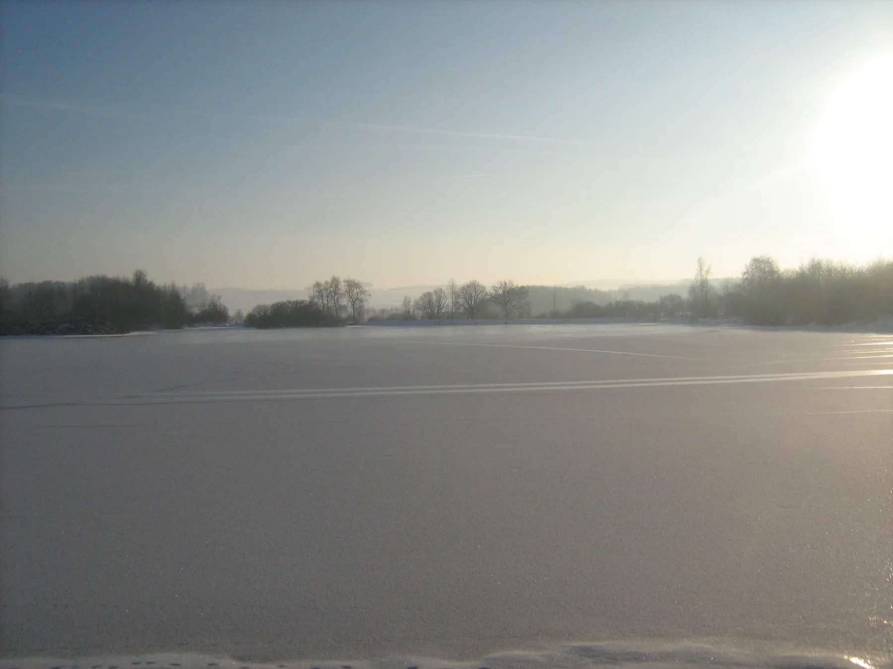 Nebel über der Wasserfläche am frühen Morgen