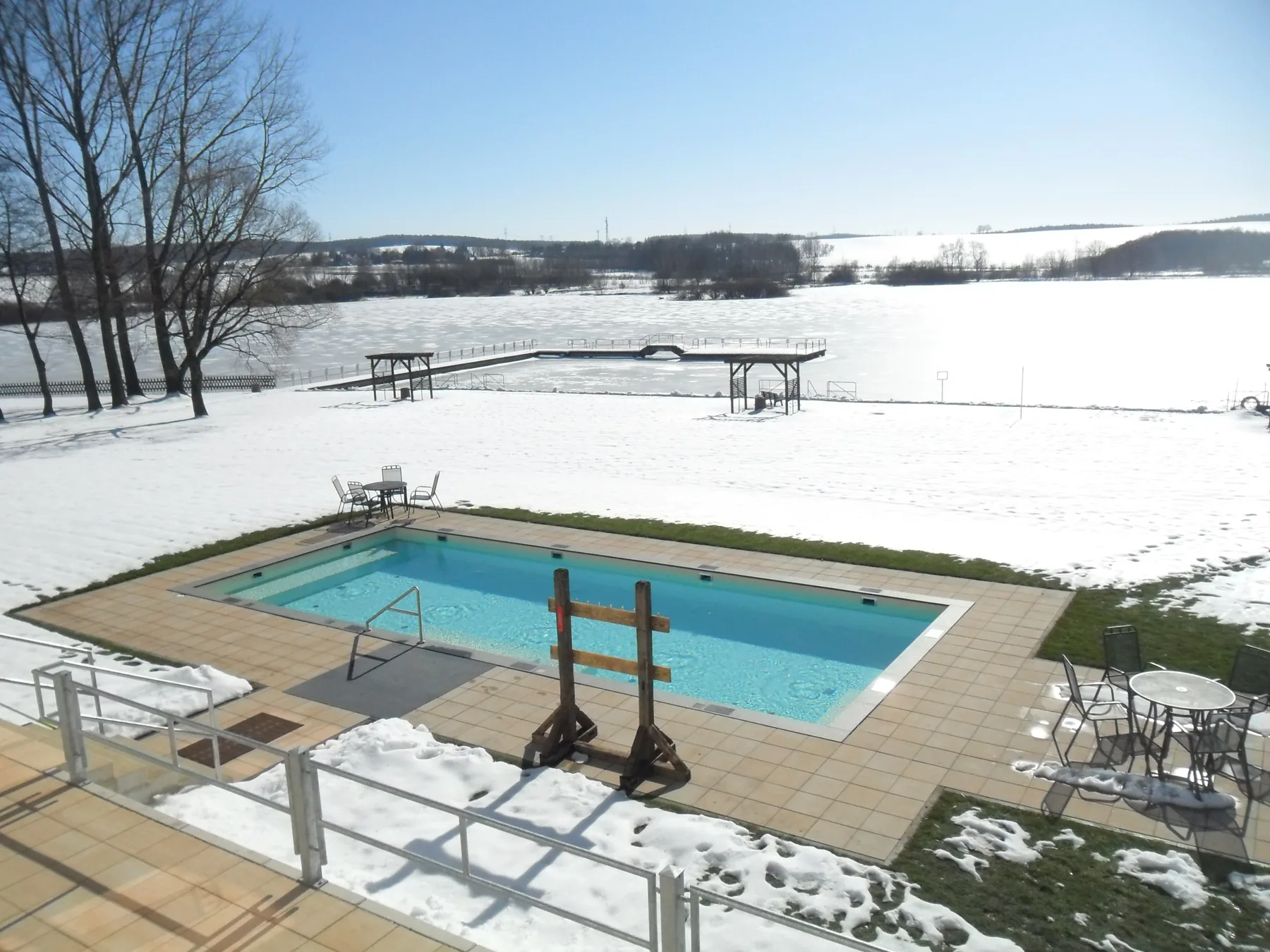 Außenpool und Whirlpool im Schnee