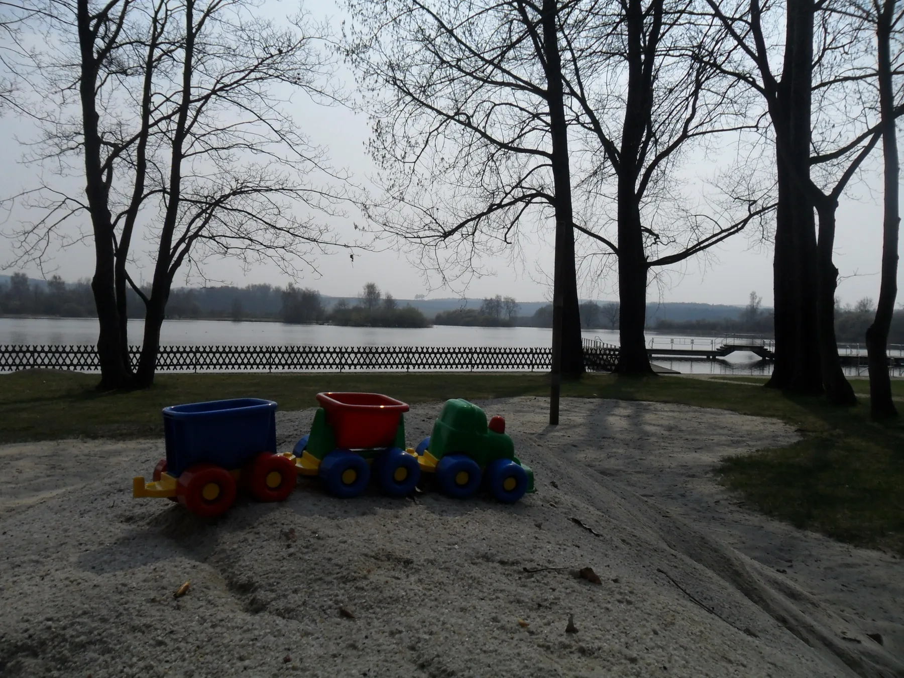 Kinderspielzeug auf dem Sandbereich am Ufer