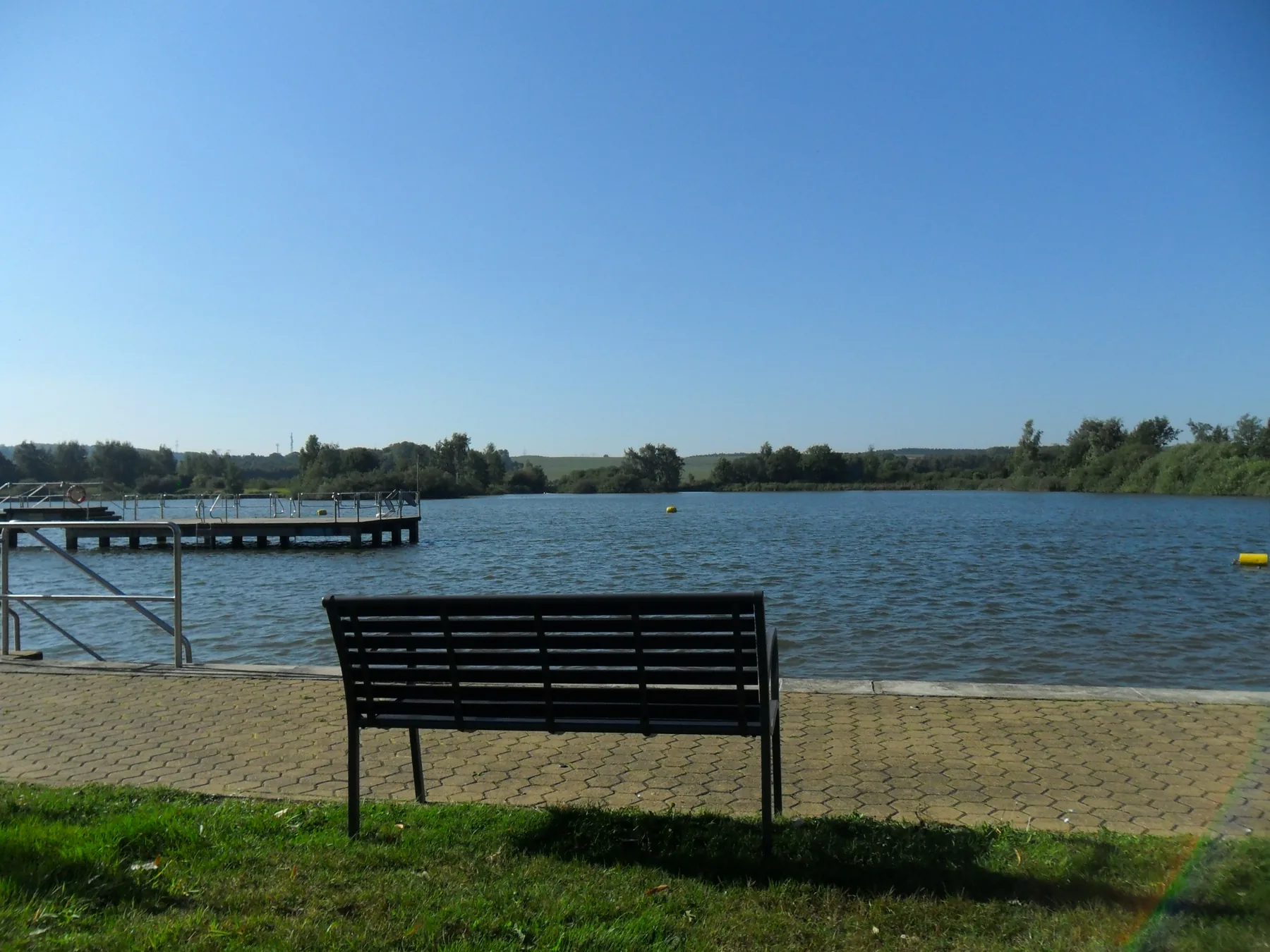 Parkbank am Uferweg mit Blick auf den Steg