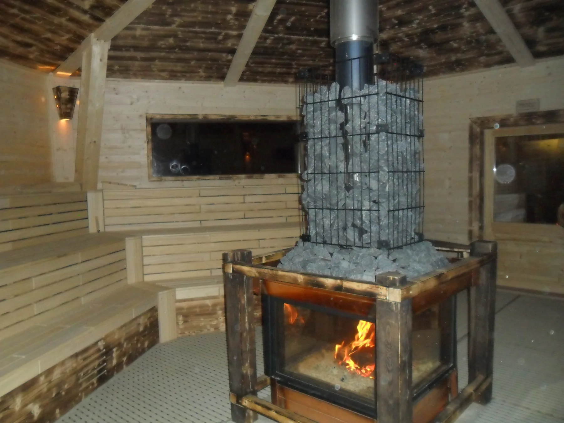 Saunaofen mit Sichtfeuer in der Blockhaussauna