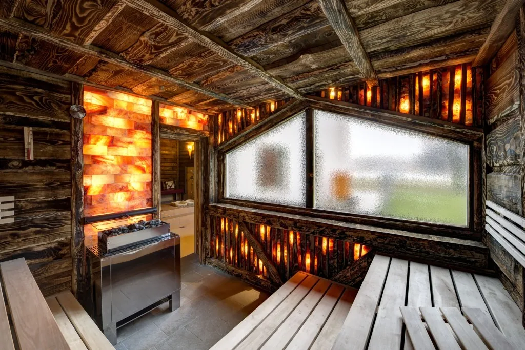 Salzsteinsauna mit Ofen und Sichtfenster ins Grüne