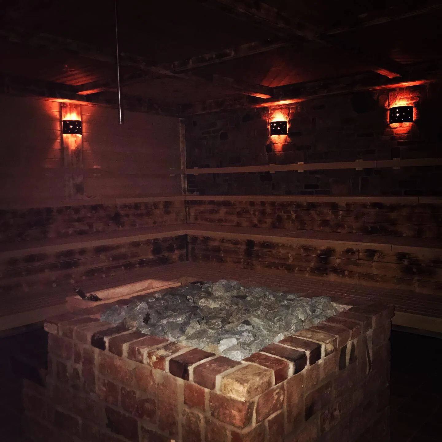 Dampfbad mit Salzsteinen und warmer Wandbeleuchtung