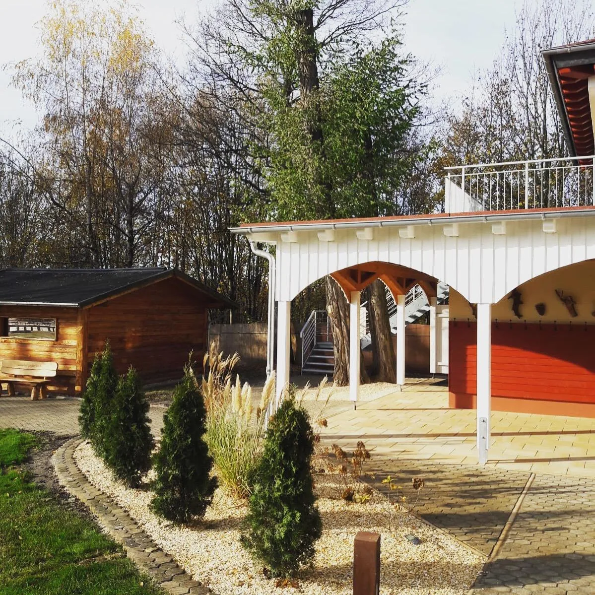 Terrassenüberdachung und Saunahaus im Spätherbst